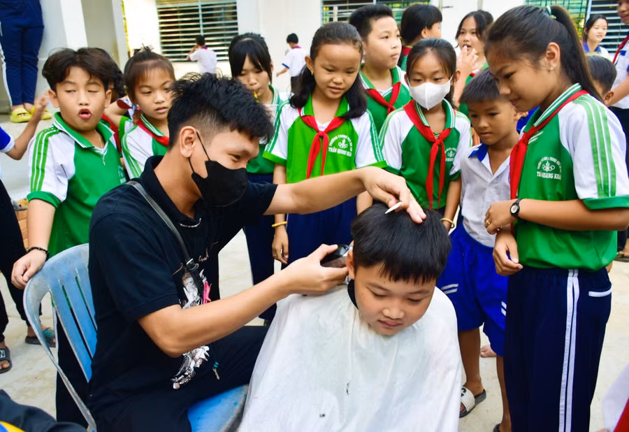 Hớt tóc miễn phí cho học sinh.