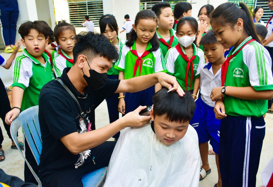 Hớt tóc miễn phí cho học sinh. Hớt tóc miễn phí cho học sinh.