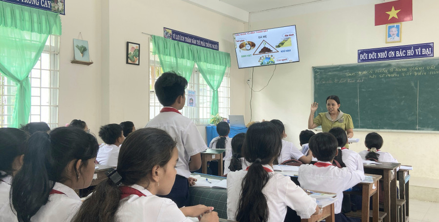 Học sinh tham gia phát biểu xây dựng bài trong giờ học trên lớp.