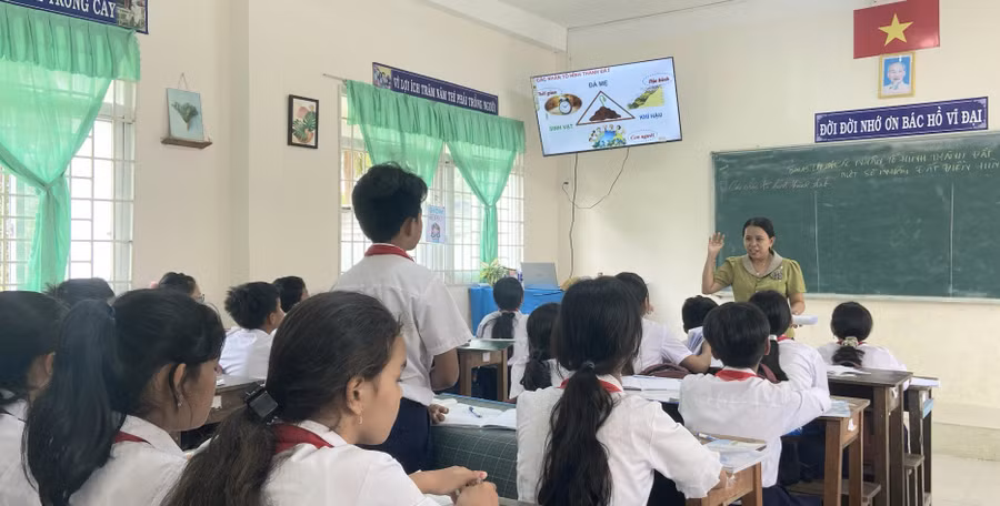 Học sinh tham gia phát biểu xây dựng bài trong giờ học trên lớp.