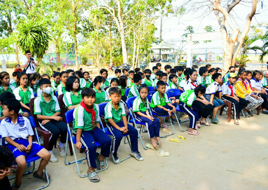 Học sinh Trường TH-THCS Trần Quang Khải (TX Tịnh Biên) tham dự Chương trình. Học sinh Trường TH-THCS Trần Quang Khải (TX Tịnh Biên) tham dự Chương trình.