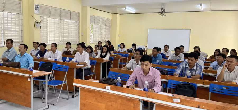 CBQL và giáo viên tham dự Hội thảo.