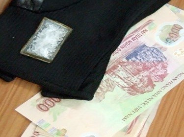 Tang vật vụ án. Cô gái xinh đẹp thuê nhà sống bầy đàn buôn ma túy