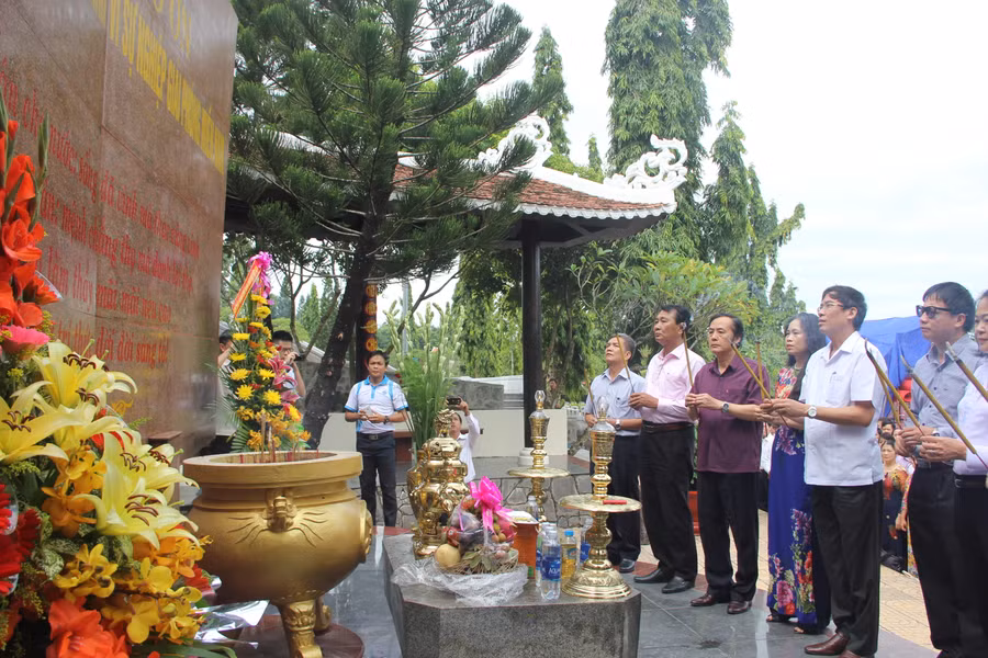 Công đoàn Giáo dục Việt Nam dâng hương tại Khu tưởng niệm Liệt sĩ nhà giáo