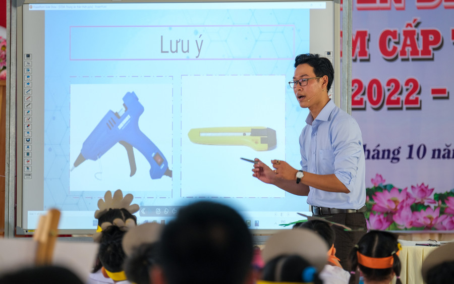 Giáo viên tham gia giảng dạy mẫu tiết học áp dụng giáo dục STEM. Giáo viên tham gia giảng dạy mẫu tiết học áp dụng giáo dục STEM.