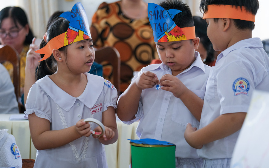 Học sinh tại Cần Thơ hào hứng tham gia tiết học giáo dục STEM. Học sinh tại Cần Thơ hào hứng tham gia tiết học giáo dục STEM.