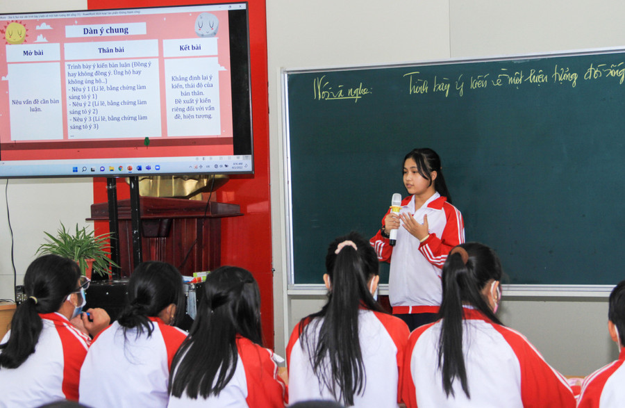 Học sinh Trường THCS và THPT Liên Việt Kon Tum thuyết trình về các ý tưởng trong giờ học Ngữ văn. Ảnh: INT Học sinh Trường THCS và THPT Liên Việt Kon Tum thuyết trình về các ý tưởng trong giờ học Ngữ văn. Ảnh: INT