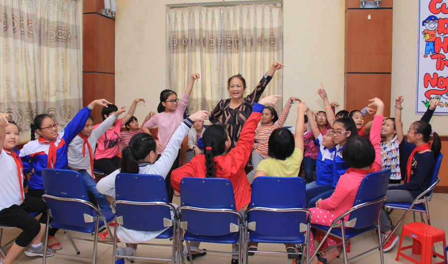 Học sinh trường Tiểu học Đoàn Thị Điểm - Hà Nội tham gia tiết học hát Chèo. Ảnh: NTCC