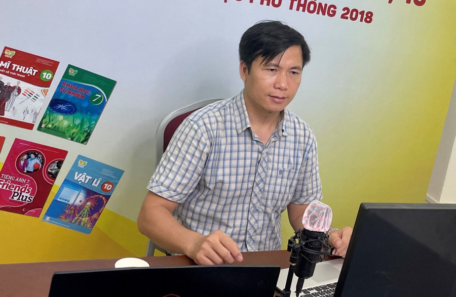 PGS.TS Nguyễn Văn Biên bồi dưỡng giáo viên sử dụng SGK theo hình thức trực tuyến. PGS.TS Nguyễn Văn Biên bồi dưỡng giáo viên sử dụng SGK theo hình thức trực tuyến.