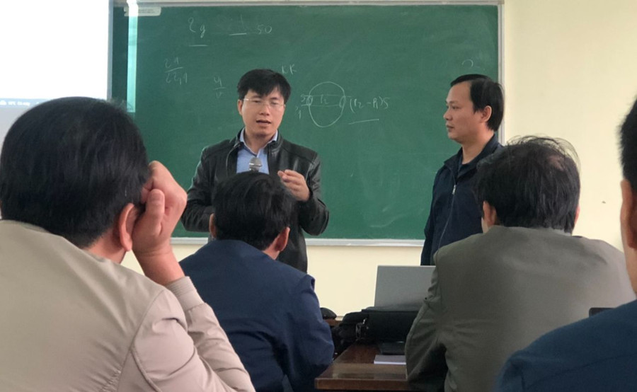 PGS.TS Nguyễn Văn Biên trao đổi với giáo viên về xây dựng kế hoạch bài dạy STEM tại Nghệ An. PGS.TS Nguyễn Văn Biên trao đổi với giáo viên về xây dựng kế hoạch bài dạy STEM tại Nghệ An.