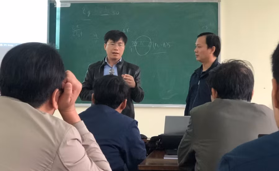 PGS.TS Nguyễn Văn Biên trao đổi với giáo viên về xây dựng kế hoạch bài dạy STEM tại Nghệ An.