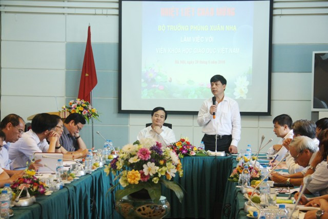 GS Trần Công Phong báo cáo Bộ trưởng về những hoạt động của Viện, đồng thời đưa ra các đề xuất, kiến nghị giúp Viện Khoa học Giáo dục Việt Nam phát triển đúng tầm trong thời gian tới. GS Trần Công Phong báo cáo Bộ trưởng về những hoạt động của Viện, đồng thời đưa ra các đề xuất, kiến nghị giúp Viện Khoa học Giáo dục Việt Nam phát triển đúng tầm trong thời gian tới.