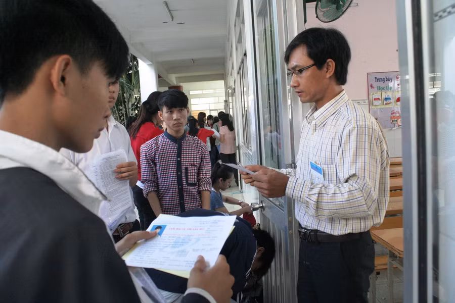 Thí sinh Cần Thơ vào phòng chuẩn bị cho môn thi đầu tiên