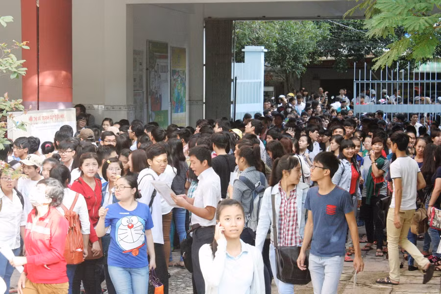 Hàng ngàn thí sinh tập trung chuẩn bị vào trường thi ở Cần Thơ
