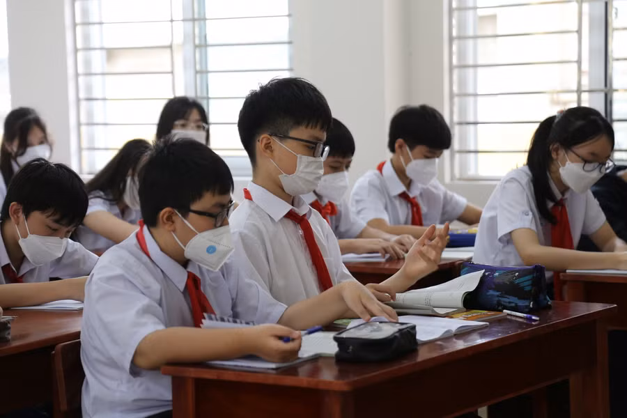 Học sinh lớp 7 được phổ biến lại các yêu cầu phòng, chống dịch trong tiết học đầu tiên khi đến trường học trực tiếp trở lại.