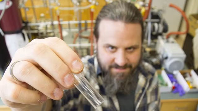 Xuất hiện cách điều chế vàng cực nhanh từ đồ điện tử bỏ đi ảnh 1