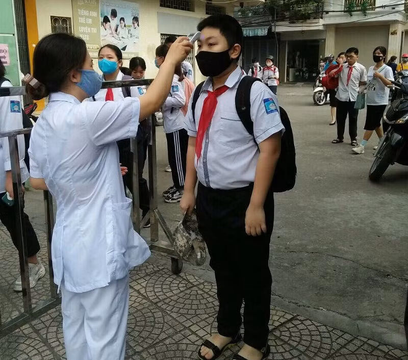 Bảo đảm phòng, chống dịch vô cùng quan trọng khi HS trở lại học trực tiếp. Ảnh: NTCC