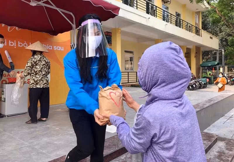 Trong mùa dịch Covid-19, cô Quỳnh đã tích cực tham gia hoạt động “Sẻ chia yêu thương vượt qua mùa dịch” trên địa bàn phường Nghĩa Tân.