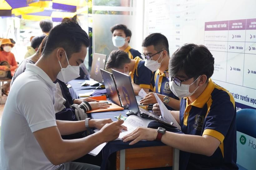 Thí sinh làm thủ tục nhập học vào Trường ĐH Gia Định. Ảnh: Anh Tú. Thí sinh làm thủ tục nhập học vào Trường ĐH Gia Định. Ảnh: Anh Tú.