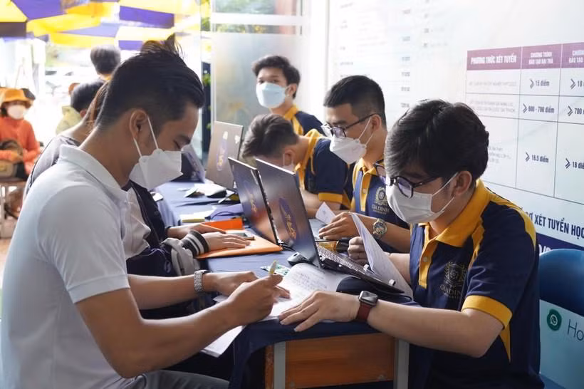 Thí sinh làm thủ tục nhập học vào Trường ĐH Gia Định. Ảnh: Anh Tú.