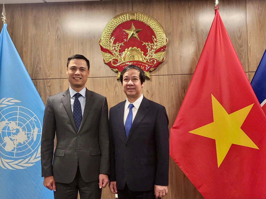 Bộ trưởng Bộ GD&ĐT Nguyễn Kim Sơn và Đại sứ Đặng Hoàng Giang. Bộ trưởng Bộ GD&ĐT Nguyễn Kim Sơn và Đại sứ Đặng Hoàng Giang.