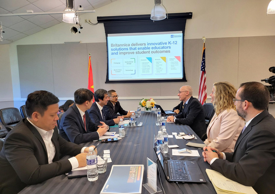 Bộ trưởng Nguyễn Kim Sơn và đoàn đại biểu của Bộ GD&ĐT làm việc với tổ chức Britannica Education. Bộ trưởng Nguyễn Kim Sơn và đoàn đại biểu của Bộ GD&ĐT làm việc với tổ chức Britannica Education.