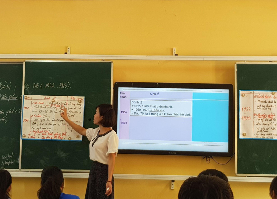 Cô Liễu Thị Long, giáo viên Trường THPT Lục Nam (huyện Lục Nam, Bắc Giang) trong giờ dạy.