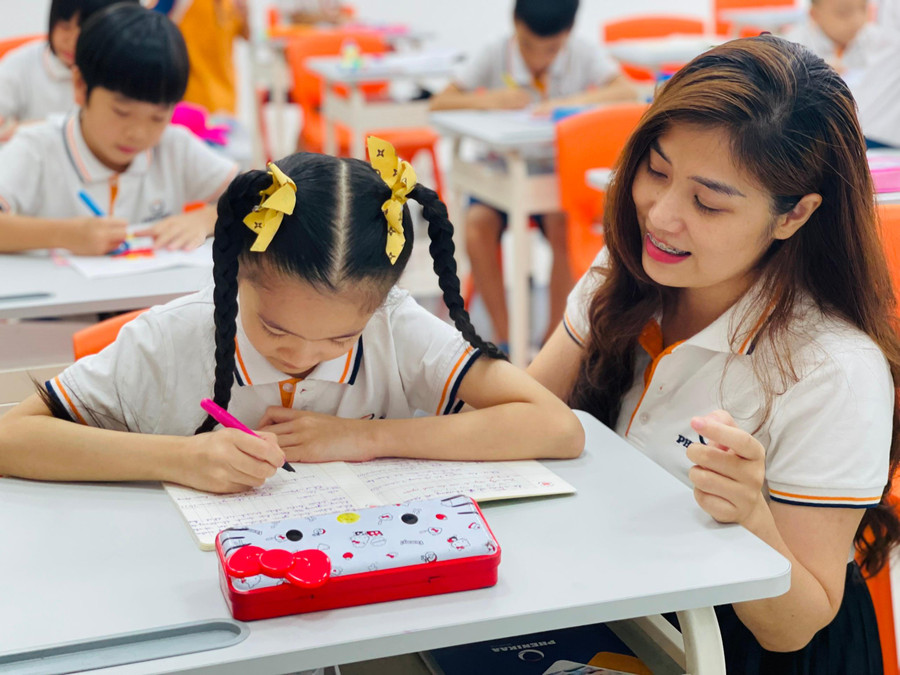 Cô trò Trường Tiểu học Phenikaa. Cô trò Trường Tiểu học Phenikaa.