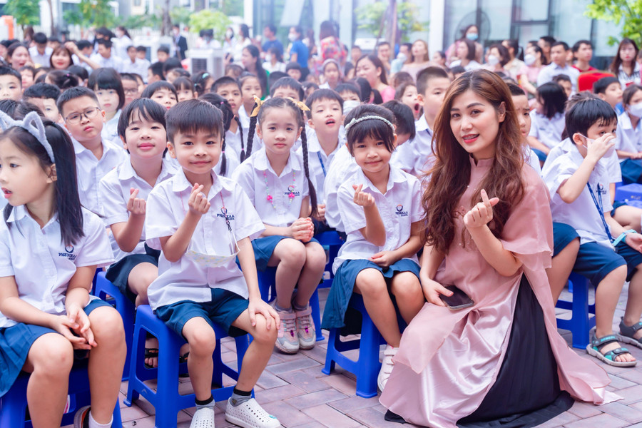 Cô trò Trường tiểu học Phenikaa. Cô trò Trường tiểu học Phenikaa.