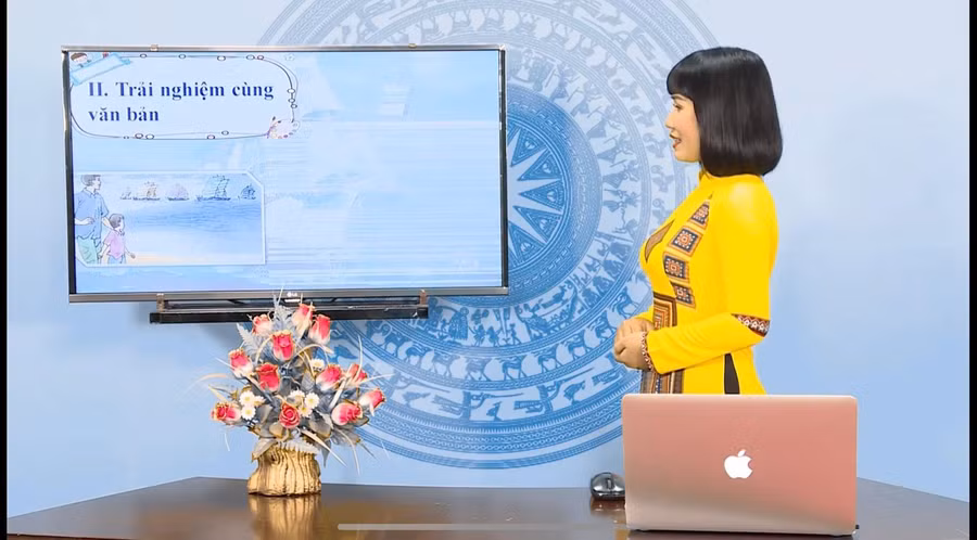 Cô Nguyễn Ngọc Thuý trong giờ dạy Ngữ văn trên truyền hình.