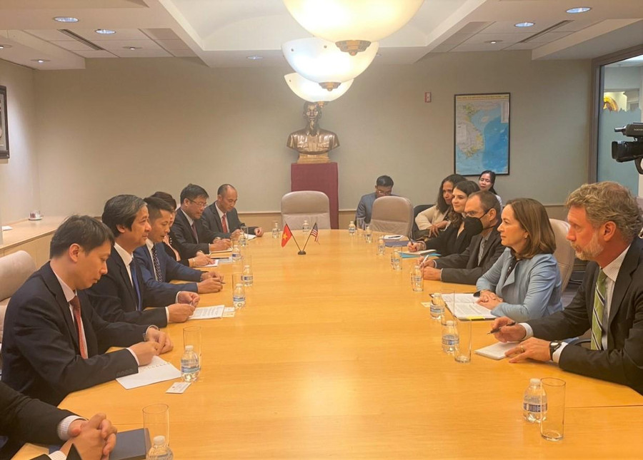 Bộ trưởng Nguyễn Kim Sơn và đoàn công tác của Bộ GD&ĐT trong buổi làm việc với Bộ Ngoại giao Hoa Kỳ. Bộ trưởng Nguyễn Kim Sơn và đoàn công tác của Bộ GD&ĐT trong buổi làm việc với Bộ Ngoại giao Hoa Kỳ.