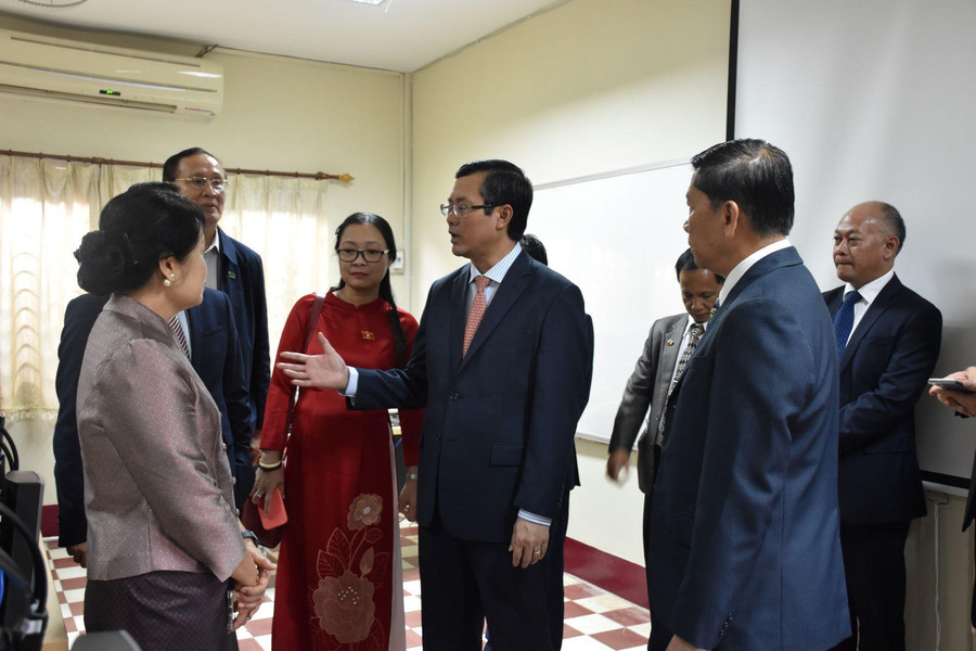 Thứ trưởng Nguyễn Văn Phúc tham quan Trung tâm đào tạo tiếng Việt hữu nghị UCL-IICL. Thứ trưởng Nguyễn Văn Phúc tham quan Trung tâm đào tạo tiếng Việt hữu nghị UCL-IICL.