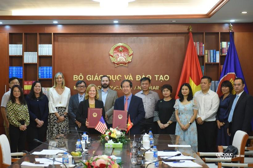Việt Nam và Hoa Kỳ đã có nhiều hợp tác trong lĩnh vực giáo dục. Trong ảnh: Bộ trưởng Bộ GD&ĐT Nguyễn Kim Sơn và Giám đốc Quốc gia USAID tại Việt Nam Aler Grubbs thay mặt hai bên ký biên bản hợp tác trong một sự kiện diễn ra tại Việt Nam. Việt Nam và Hoa Kỳ đã có nhiều hợp tác trong lĩnh vực giáo dục. Trong ảnh: Bộ trưởng Bộ GD&ĐT Nguyễn Kim Sơn và Giám đốc Quốc gia USAID tại Việt Nam Aler Grubbs thay mặt hai bên ký biên bản hợp tác trong một sự kiện diễn ra tại Việt Nam.