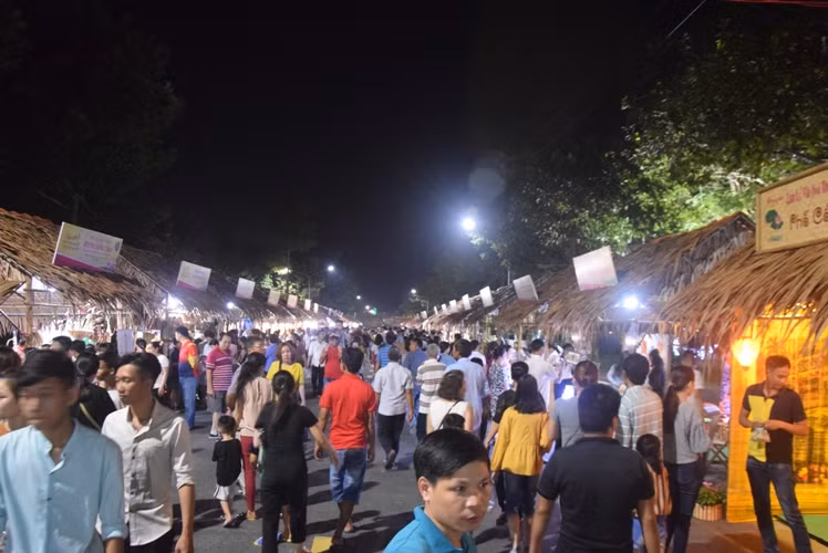 Đông đảo du khách đến với Tuần lễ văn hóa, du lịch Đồng Tháp.