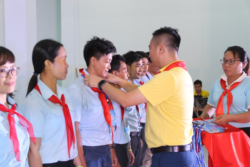 Trao thẻ cho các trại sinh.