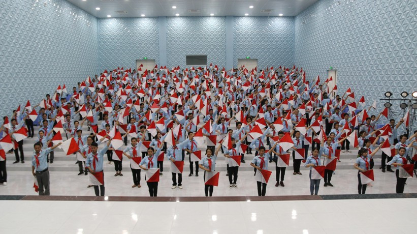 Màn đồng diễn Semaphore của 319 trại sinh.