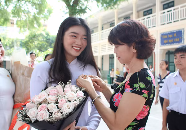 Đeo huy hiệu trưởng thành cho học sinh khối 12