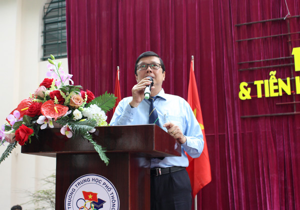 Thầy Hà Hữu Thạch, Hiệu trưởng nhà trường nhắn gửi đến học sinh khối 12 Thầy Hà Hữu Thạch, Hiệu trưởng nhà trường nhắn gửi đến học sinh khối 12