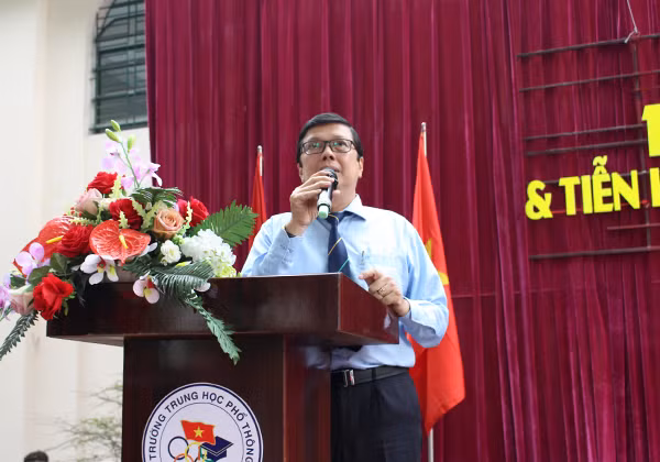 Thầy Hà Hữu Thạch, Hiệu trưởng nhà trường nhắn gửi đến học sinh khối 12