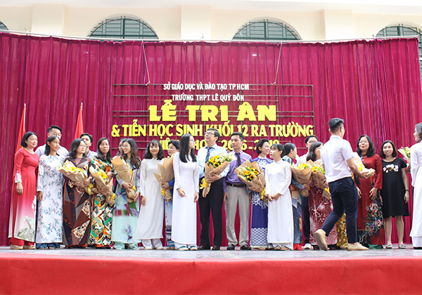 Học sinh tri ân thầy cô giáo Học sinh tri ân thầy cô giáo