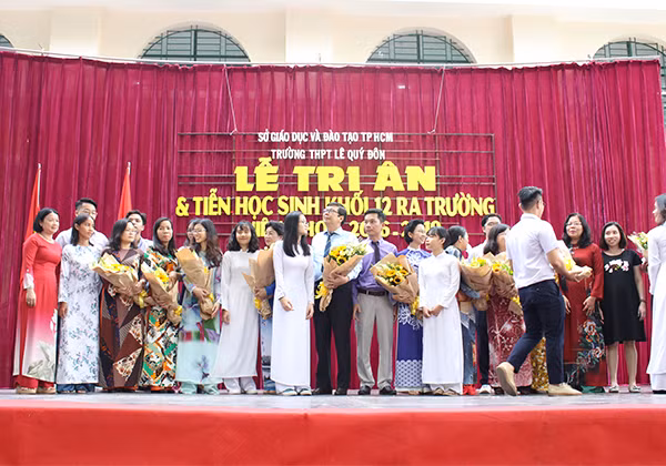 Học sinh tri ân thầy cô giáo