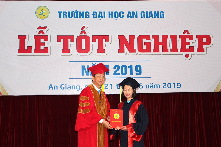 PGS.TS Võ Văn Thắng, Hiệu trưởng Trường ĐH An Giang trao bằng tốt nghiệp cho sinh viên PGS.TS Võ Văn Thắng, Hiệu trưởng Trường ĐH An Giang trao bằng tốt nghiệp cho sinh viên