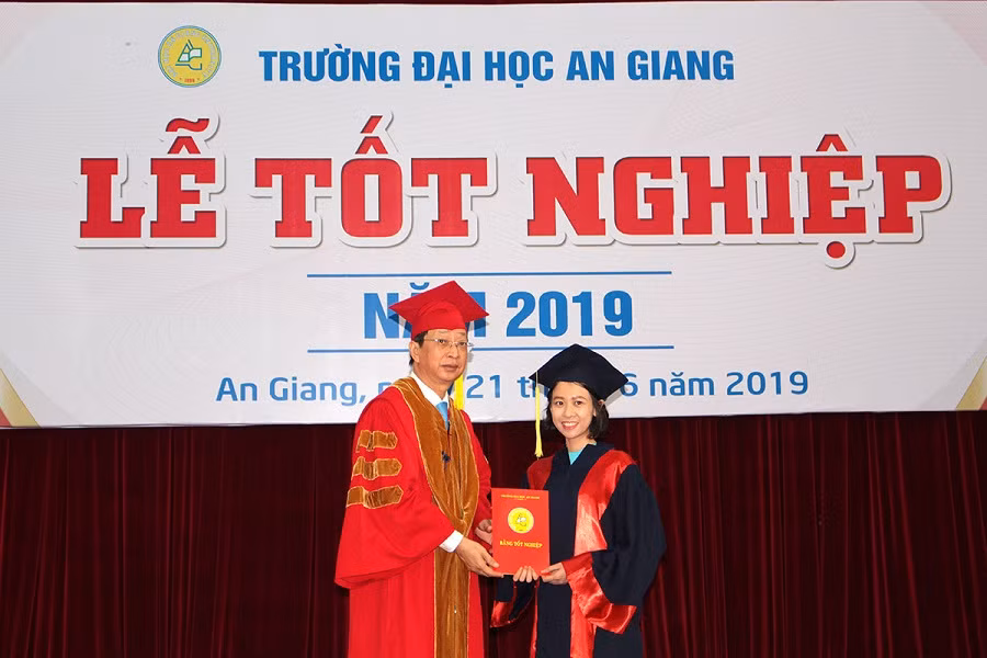 PGS.TS Võ Văn Thắng, Hiệu trưởng Trường ĐH An Giang trao bằng tốt nghiệp cho sinh viên