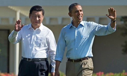 Chủ tịch Trung Quốc Tập Cận Bình (trái) và Tổng thống Mỹ Barack Obama dạo bộ trong khu đất ở Annenberg, California, hồi năm 2013. Ảnh: AP 2241-2499-1442806853.jpg