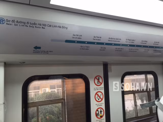  Lịch trình đường đi tuyến Hà Nội Cát Linh - Hà Đông được ghi bên trong thân tàu. 