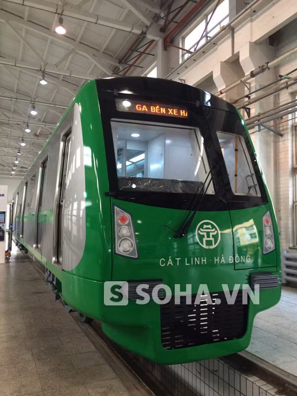  Tàu sắt tuyến Cát Linh - Hà Đông có màu xanh lá cây, vỏ tàu được làm bằng inox 3M, thiết kế vát đầu tàu. 