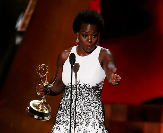 Khoảnh khắc tuyệt vời và kinh khủng tại Emmy 2015