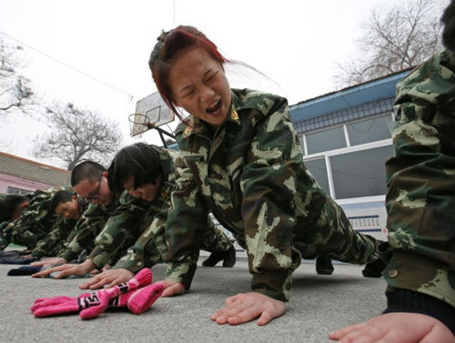 Bạn cũng có thể bị phạt như đang học các ngôi trường quân đội Các học viên phải chịu hình phạt vì nhóm họ không tuân thủ quy định.