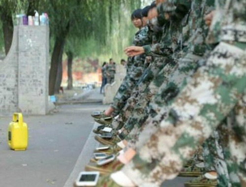 Họ buộc phải học các cách để tập trung tinh thần và dần quên lãng chiếc điện thoại như giữ điện thoại trên chân, đặt điện thoại lên đầu và giữ thăng bằng...