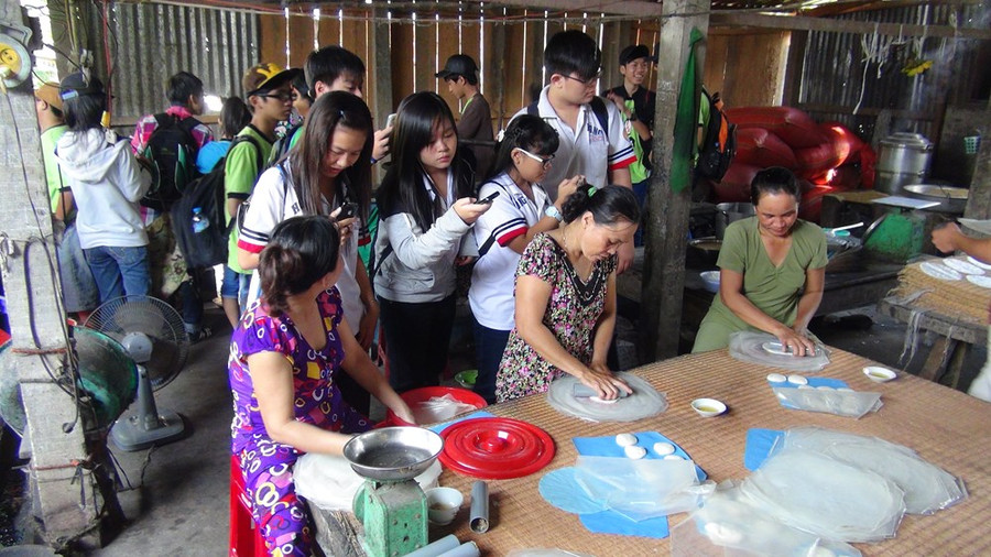 Trải nghiệm tại làng nghề. Ảnh minh họa Trải nghiệm tại làng nghề. Ảnh minh họa